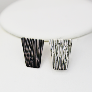 Mother of pearl between striped  silver necklace