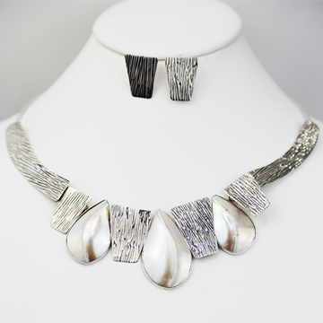 Mother of pearl between striped  silver necklace