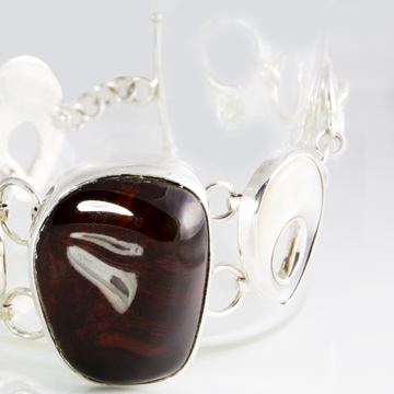 .925 Sterling silver, Amber and shell. Accompanied by the sea