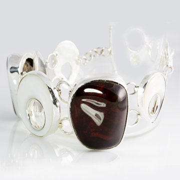 .925 Sterling silver, Amber and shell. Accompanied by the sea